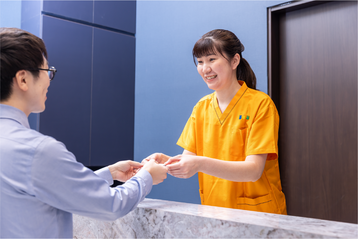 受付で問診表を渡す