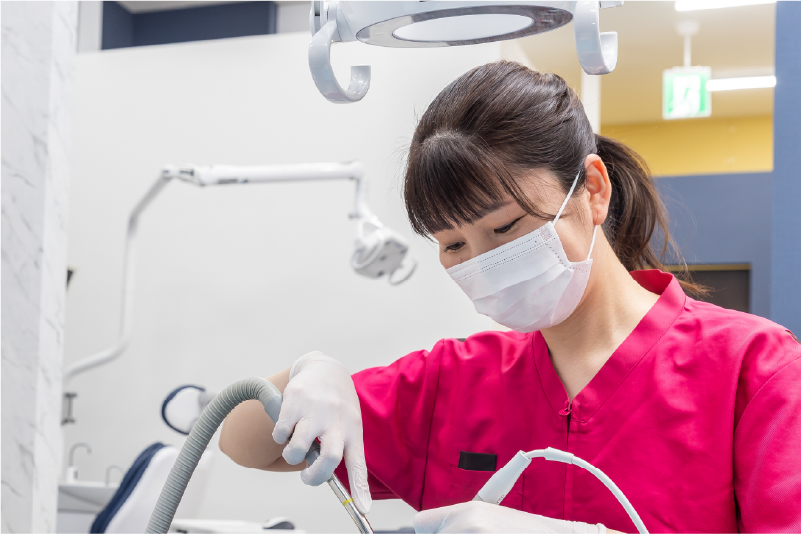 患者様にメインテナンスする歯科衛生士