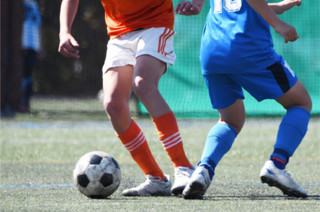 サッカーをする足元